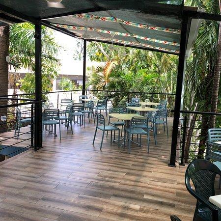 Mares Restaurant & Lounge